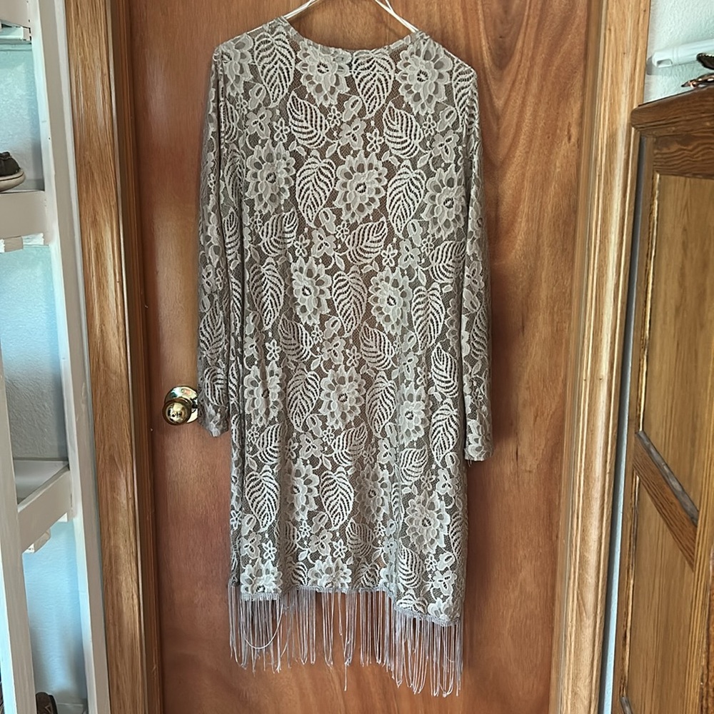 Questions by Say What Floral Lace Fringe Cardigan size medium - Picture 4 of 4